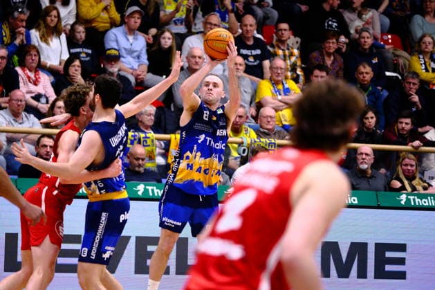 ProA Phoenix Hagen vs Nürnberg Falcons BC, Hagen, 15 03 2026, Ischelandhalle Hagen Devin Lawrence Schmidt 8, Phoenix Hagen, SG on the three-point shot ProA Phoenix Hagen vs Nürnberg Falcons BC, Hagen, 15 03 2026, Ischelandhalle Hagen Copyright: xBEAUTIFULxSPORTS Piepenstockx