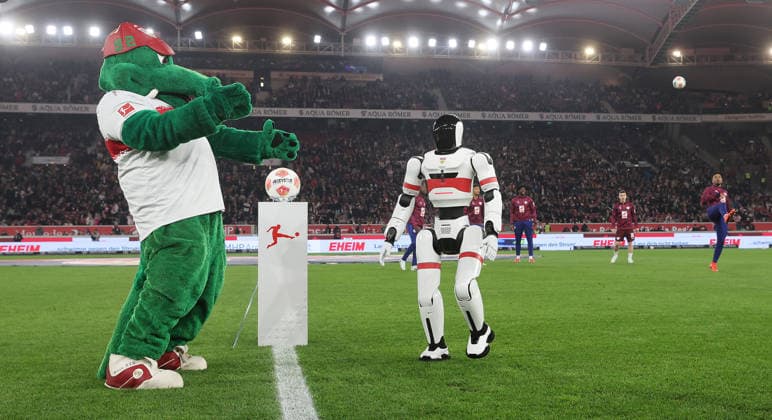 Stuttgart, Fußball Bundesliga, 26. Spieltag, VfB Stuttgart vs. RB Leipzig , Fritzle mit Roboter *** Stuttgart, Soccer Bundesliga, Matchday 26, VfB Stuttgart vs RB Leipzig , Fritzle with robot
