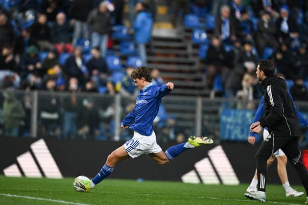 Nico Paz of Calcio Como warms up prior to the Italian Serie A football match between Calcio Como and AS Roma on March 15, 2026 at the Giuseppe Senigallia stadium in Como, Italy Photo Tiziano Ballabio  Copyright: xTizianoxBallabio IPAxSportx xipa-agency.netx xx IPA_72934298 IPA_Agency_IPA72934298