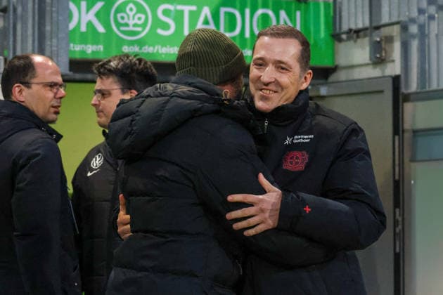 Wolfsburg, Germany 15 March 2026 20 Matchday 1 Womens Bundesliga VfL Wolfsburg Women vs Bayer Leverkusen 04 Women In the picture from left coach Stephan Lerch VfL hugs coach Robert Pätzold Paetzold Bayer Leverkusen Copyright: HMBxMedia MadeleinexFantini