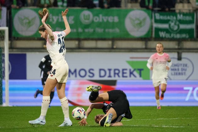 Wolfsburg, Germany 15 March 2026 20 Matchday 1 Womens Bundesliga VfL Wolfsburg Women vs Bayer Leverkusen 04 Women In the picture from left in a duel Lilla Turanyi Bayer Leverkusen and Alexandra Popp VfL , who falls to the ground Copyright: HMBxMedia MadeleinexFantini