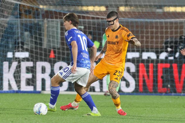 Como™s Nico Paz and Roma™s Gianluca Mancini during the Serie A soccer match between Como and Roma at the Giuseppe Sinigaglia stadium in Como, north Italy - March 15 2026 - Soccer.  Copyright: xAntonioxSaiai LaPressex