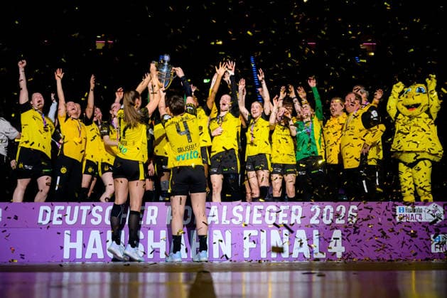 Handball DHB Cup, Final, HSG Bensheim Auerbach Borussia Dortmund Alicia Langer Dortmund and Alina Grijseels Dortmund lift the trophy Stuttgart Porsche Arena Baden Württemberg Germany