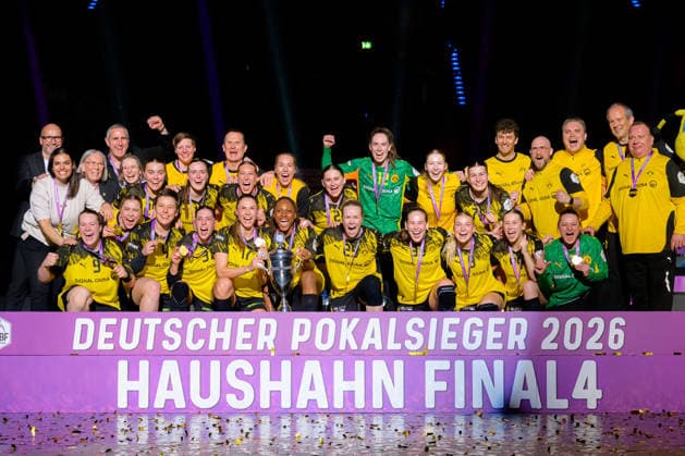 Handball DHB Cup, final, HSG Bensheim Auerbach Borussia Dortmund the team from Dortmund, cup winner 2026, group photo, winner photo, cup, final cheer final cheer emotion joy Stuttgart Porsche Arena Baden Württemberg Germany