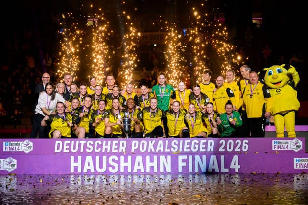 Handball DHB Cup, final, HSG Bensheim Auerbach Borussia Dortmund the team from Dortmund, cup winner 2026, group photo, winner photo, cup, final cheer final cheer emotion joy Stuttgart Porsche Arena Baden Württemberg Germany