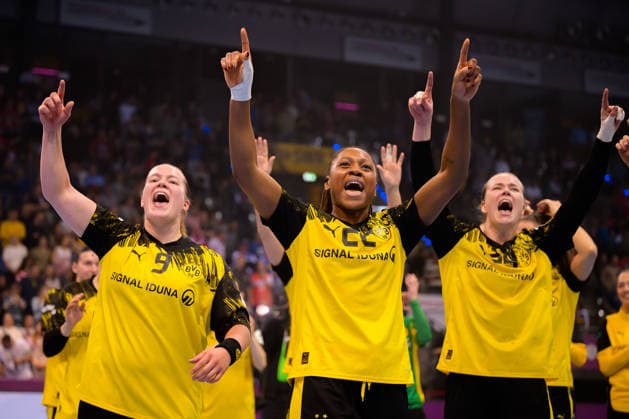 Handball DHB Cup, Final, HSG Bensheim Auerbach Borussia Dortmund Lisa Antl Dortmund , Deborah Lassource Dortmund , Emma Olsson Dortmund Final cheer Final cheer Emotion Joy Stuttgart Porsche Arena Baden Württemberg Germany