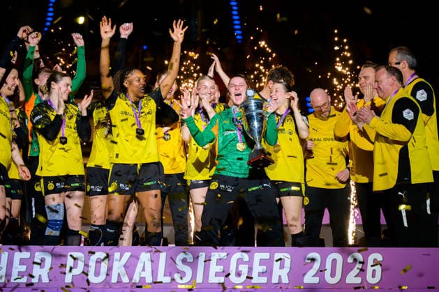 Handball DHB Cup, Final, HSG Bensheim Auerbach Borussia Dortmund Goalkeeper Melinda Szikora Dortmund celebrates with the cup Stuttgart Porsche Arena Baden Württemberg Germany