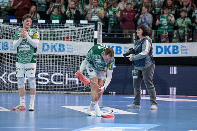 15 03 2026, xlakx, Handball Daikin HBL, Fuechse Berlin HC Erlangen v l Nils Lichtlein Fuechse Berlin , Mathias Gidsel Fuechse Berlin takes off his shoes after the game in Berlin Daniel Lakomski