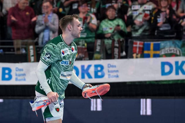 15 03 2026, xlakx, Handball Daikin HBL, Fuechse Berlin HC Erlangen v l Mathias Gidsel Fuechse Berlin takes off his shoes after the game in Berlin Daniel Lakomski