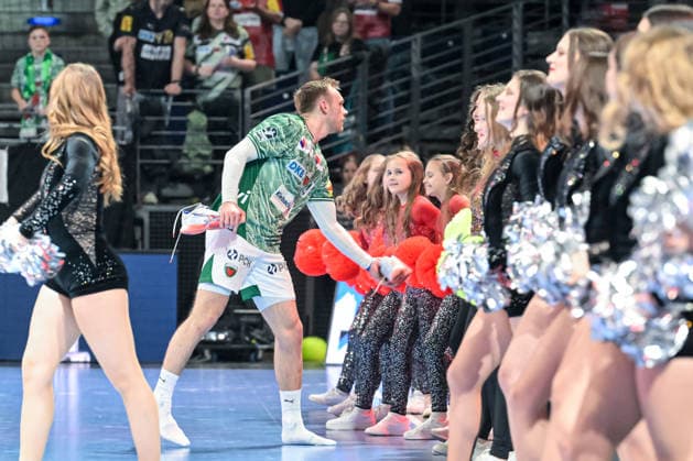 15 03 2026, xlakx, Handball Daikin HBL, Fuechse Berlin HC Erlangen v l Mathias Gidsel Fuechse Berlin takes off his shoes after the game and gives them to a spectator Berlin Daniel Lakomski