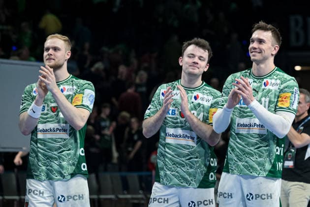 15 03 2026, xlakx, Handball Daikin HBL, Fuechse Berlin HC Erlangen f l Matthes Langhoff Fuechse Berlin , Hakun West Av Teigum Fuechse Berlin , Lasse Andersson Fuechse Berlin Celebrating the victory, cheering after the game Berlin Daniel Lakomski