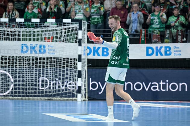 15 03 2026, xlakx, Handball Daikin HBL, Fuechse Berlin HC Erlangen v l Mathias Gidsel Fuechse Berlin takes off his shoes at the end of the game to give away Berlin Daniel Lakomski