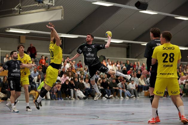 15 03 2026, Men, Handball, Season 2025 2026, Regionalliga, 19 Matchday DJK Waldbuettelbrunn TSV Lohr from left David Winheim 3, TSG Waldbüttelbrunn , Gergö Zvolenszki 5, TSV Lohr , Vukasin Popovic 10, TSV Lohr , Julian Stumpf 55, TSG Waldbüttelbrunn Waldbuettelbrunn Ballsporthalle Bayern Germany