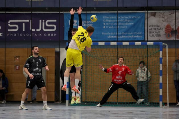 15 03 2026, Men, Handball, Season 2025 2026, Regionalliga, 19 Matchday DJK Waldbuettelbrunn TSV Lohr Fabian Zehnter 28, TSV Lohr overcomes Jannik Renz 18, TSG Waldbuettelbrunn and Markus Leikauf 42, TSG Waldbuettelbrunn Waldbuettelbrunn Ballsporthalle Bayern Germany