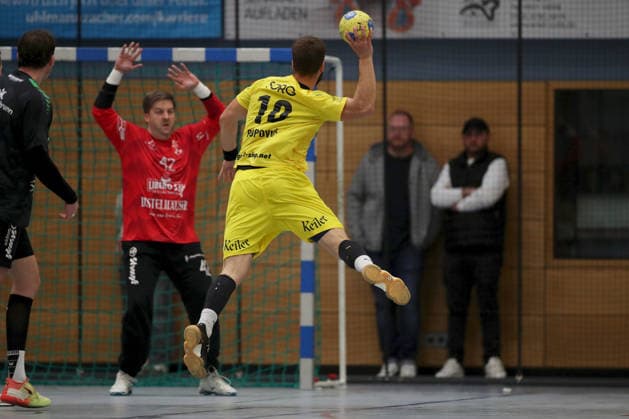 15 03 2026, Men, Handball, Season 2025 2026, Regionalliga, 19 Matchday DJK Waldbuettelbrunn TSV Lohr Vukasin Popovic 10, TSV Lohr comes before Markus Leikauf 42, TSG Waldbuettelbrunn to throw Waldbuettelbrunn Ballsporthalle Bayern Germany