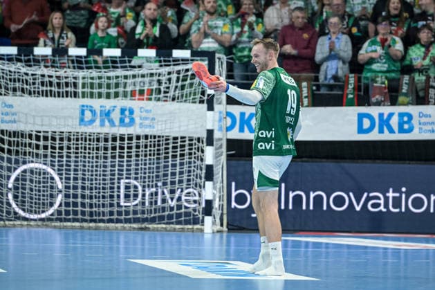 15 03 2026, xlakx, Handball Daikin HBL, Fuechse Berlin HC Erlangen v l Mathias Gidsel Fuechse Berlin gives away his shoes at the end of the game Berlin Daniel Lakomski