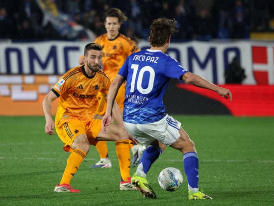 March 15, 2026, Como: AS Roma s mildfielder Brian Cristante defends against Como 1907 s mildfielder Nico Paz during the Italian Serie A soccer match between Como 1907 and AS Roma at Giuseppe Sinigaglia stadium in Como, Italy, 15 March 2026. ANSA ROBERTO BREGANI. Serie A: Como 1907 - AS Roma  - ZUMAa110 20260315_zaf_a110_075 Copyright: xRobertoxBreganix