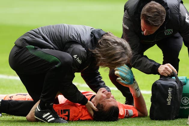 Gelsenkirchen, Germany, 15 03 26, Nahuel Nicolas Noll Hannover 96 receives med treatment during the Bundesliga 2 match between FC Schalke 04 Hannover 96 at the Veltins Arena in Gelsenkirchen Photo by Joachim Bywaletz DFB DFL REGULATIONS PROHIBIT ANY USE OF PHOTOGRAPHS AS IMAGE SEQUENCES AND OR QUASI VIDEO Copyright: JoachimxBywaletz xJB-Sportfoto
