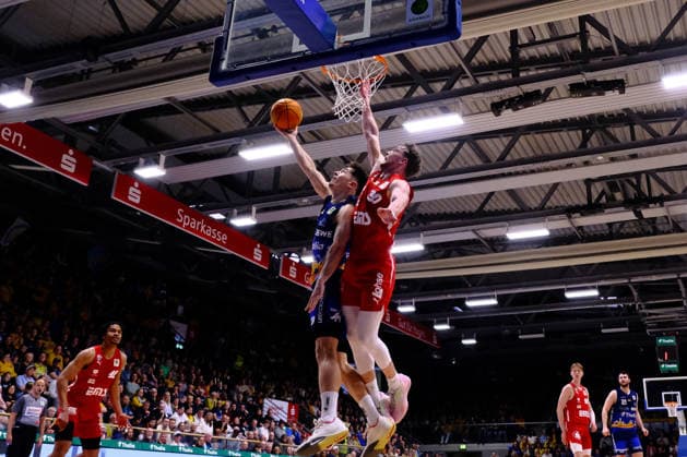 ProA Phoenix Hagen vs Nürnberg Falcons BC, Hagen, 15 03 2026, Ischelandhalle Hagen Dennis Nawrocki 2, Phoenix Hagen, SG during a lay-up against Vincent Friederici 30, Nürnberg Falcons BC, SG ProA Phoenix Hagen vs Nürnberg Falcons BC, Hagen, 15 03 2026, Ischelandhalle Hagen Copyright: xBEAUTIFULxSPORTS Piepenstockx