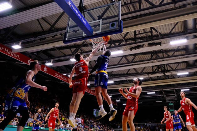 ProA Phoenix Hagen vs Nürnberg Falcons BC, Hagen, 15 03 2026, Ischelandhalle Hagen Jeffrey Carroll 30, Phoenix Hagen, SF on a lay-up, defended byJoscha Eckert 4, Nürnberg Falcons BC, PG ProA Phoenix Hagen vs Nürnberg Falcons BC, Hagen, 15 03 2026, Ischelandhalle Hagen Copyright: xBEAUTIFULxSPORTS Piepenstockx