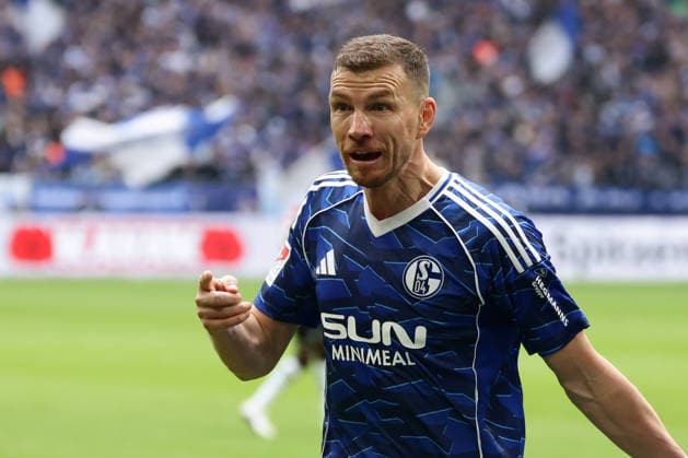 Gelsenkirchen, Germany, 15 03 26, Edin Dzeko FC Schalke 04 celebrates after his goal to make it 1-0 during the Bundesliga 2 match between FC Schalke 04 Hannover 96 at the Veltins Arena in Gelsenkirchen Photo by Joachim Bywaletz DFB DFL REGULATIONS PROHIBIT ANY USE OF PHOTOGRAPHS AS IMAGE SEQUENCES AND OR QUASI VIDEO Copyright: JoachimxBywaletz xJB-Sportfoto