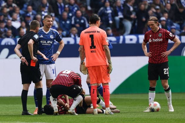 Gelsenkirchen, Germany, 15 03 26, Referee Robin Braun shows Edin Dzeko FC Schalke 04 the red card during the Bundesliga 2 match between FC Schalke 04 Hannover 96 at the Veltins Arena in Gelsenkirchen Photo by Joachim Bywaletz DFB DFL REGULATIONS PROHIBIT ANY USE OF PHOTOGRAPHS AS IMAGE SEQUENCES AND OR QUASI VIDEO Copyright: JoachimxBywaletz xJB-Sportfoto