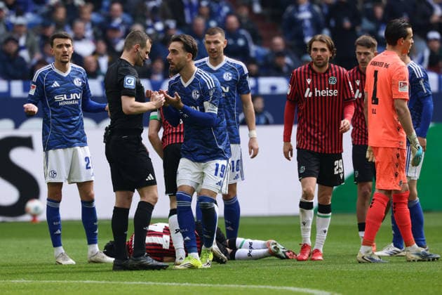 Gelsenkirchen, Germany, 15 03 26, Referee Robin Braun and Kenan Karaman FC Schalke 04 during the Bundesliga 2 match between FC Schalke 04 Hannover 96 at the Veltins Arena in Gelsenkirchen Photo by Joachim Bywaletz DFB DFL REGULATIONS PROHIBIT ANY USE OF PHOTOGRAPHS AS IMAGE SEQUENCES AND OR QUASI VIDEO Copyright: JoachimxBywaletz xJB-Sportfoto