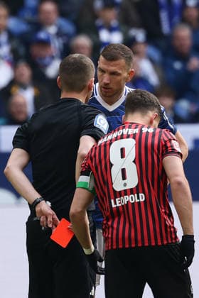 Gelsenkirchen, Germany, 15 03 26, Referee Robin Braun shows Edin Dzeko FC Schalke 04 the red card during the Bundesliga 2 match between FC Schalke 04 Hannover 96 at the Veltins Arena in Gelsenkirchen Photo by Joachim Bywaletz DFB DFL REGULATIONS PROHIBIT ANY USE OF PHOTOGRAPHS AS IMAGE SEQUENCES AND OR QUASI VIDEO Copyright: JoachimxBywaletz xJB-Sportfoto