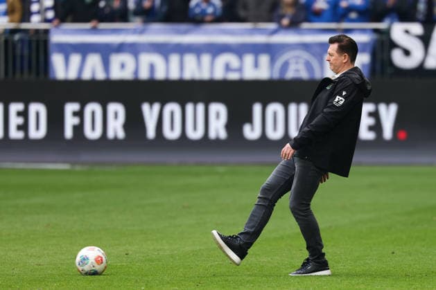 Gelsenkirchen, Germany, 15 03 26, Christian Titz head coach Hannover 96 with ball during the match of the 2 Bundesliga between FC Schalke 04 Hannover 96 at the Veltins Arena in Gelsenkirchen Photo by Joachim Bywaletz DFB DFL REGULATIONS PROHIBIT ANY USE OF PHOTOGRAPHS AS IMAGE SEQUENCES AND OR QUASI VIDEO Copyright: JoachimxBywaletz xJB-Sportfoto