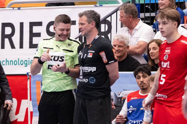 Matthias Flohr, HBW Balingen Weilstetten, coach receives the yellow card, but with a smile, HBW Balingen Weilstetten vs Eulen Ludwigshafen, Handball, 2 Bundesliga, 24 Matchday, Season 2025 2026, 15 03 2026 Eibner Pressefoto Andreas Ulmer HBW Balingen Weilstetten vs Eulen Ludwigshafen, Handball, 2 Bundesliga, 24 Matchday, Season 2025 2026, 15 03 2026 Balingen Copyright: xEibner-Pressefoto AndreasxUlmerx EP_AUR