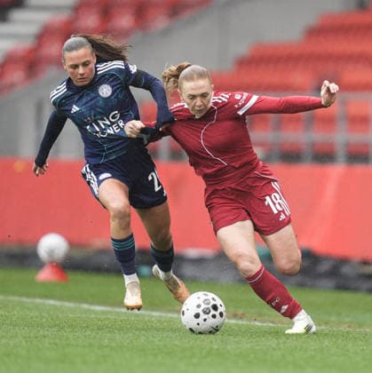 Liverpool Women v Leicester City Women Barclays Women s Super League Ceri Holland of Liverpool Women (right) brings the ball forward under pressure from Sarah Mayling of Leicester City Women during the Barclays Women s Super League match at BrewDog Stadium, St Helens 15 03 2026 UK Newspapers OUT Copyright: xMikexMartinx FIL-23137-0119