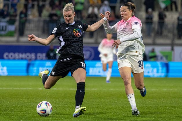 Germany, Google Pixel Womens Bundesliga, Season 2025 2026, Matchday 20, AOK Stadion, VfL Wolfsburg vs Bayer 04 Leverkusen, Popp Alexandra VfL Wolfsburg, 11 in duel against Wamser Carlotta Bayer 04 Leverkusen, 37 Copyright: xMichellexLukax