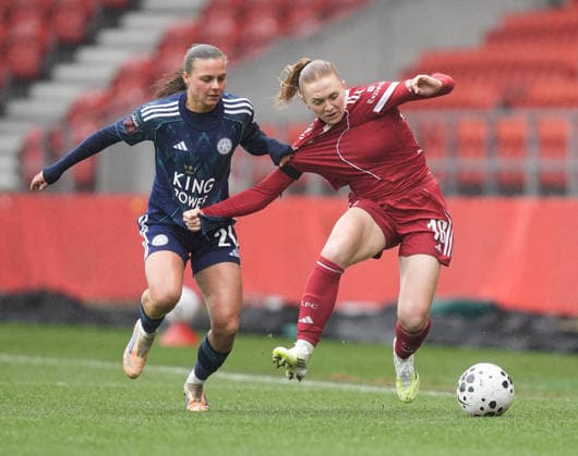 Liverpool Women v Leicester City Women Barclays Women s Super League Ceri Holland of Liverpool Women (right) brings the ball forward under pressure from Sarah Mayling of Leicester City Women during the Barclays Women s Super League match at BrewDog Stadium, St Helens 15 03 2026 UK Newspapers OUT Copyright: xMikexMartinx FIL-23137-0120