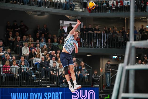 15 03 2026, xdobgx, Volleyball Volleyball Bundesliga VBL, SVG Lüneburg ASV Dachau v l Tobias Besenböck ASV Dachau, 12 serving, serve, serving the ball