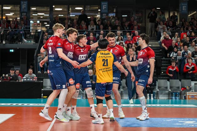 15 03 2026, xdobgx, Volleyball Volleyball Bundesliga VBL, SVG Lüneburg ASV Dachau v l Axel Juul Larsen SVG Lüneburg, 18 , Joscha Kunstmann SVG Lüneburg, 7 , Santeri Välimaa SVG Lüneburg, 12 , Sho Takahashi SVG Lüneburg, 21 , Christopher Byam SVG Lüneburg, 4 , Ethan Champlin SVG Lüneburg, 20 Team jubilation, cheers together, team celebration