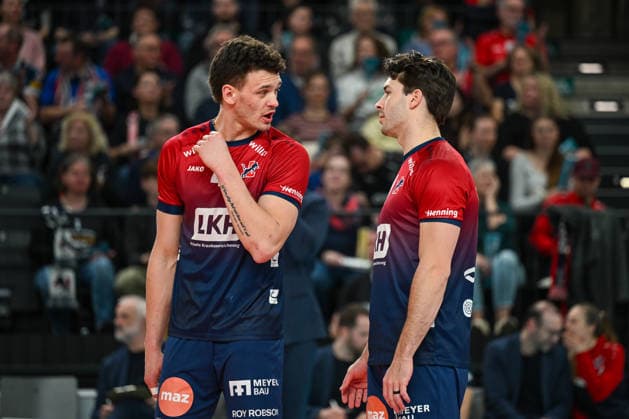 15 03 2026, xdobgx, Volleyball Volleyball Bundesliga VBL, SVG Lüneburg ASV Dachau v l Christopher Byam SVG Lüneburg, 4 , Ethan Champlin SVG Lüneburg, 20 in conversation, in conversation