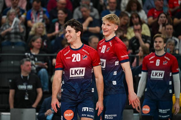 15 03 2026, xdobgx, Volleyball Volleyball Bundesliga VBL, SVG Lüneburg ASV Dachau v l Ethan Champlin SVG Lüneburg, 20 , Axel Juul Larsen SVG Lüneburg, 18 smiling, friendly facial expression, smiling, friendly expression