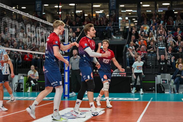 15 03 2026, xdobgx, Volleyball Volleyball Bundesliga VBL, SVG Lüneburg ASV Dachau v l Axel Juul Larsen SVG Lüneburg, 18 , Jackson Howe SVG Lüneburg, 6 , Santeri Välimaa SVG Lüneburg, 12 , jubelt, Teamjubel, celebrates the point, celebration