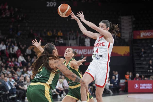 Turkiye v Australia - FIBA Women s World Cup Qualifiers ISTANBUL, TURKIYE - MARCH 15: Olcay Cakir (4) of Turkiye in action against Zitina Aokuso (L) of Australia during the FIBA Women s World Cup Qualifiers Group C match between Turkiye and Australia at the Basketball Development Center in Istanbul, Turkiye on March 15, 2026. Beyza Comert Anadolu Istanbul Turkey. Editorial use only. Please get in touch for any other usage.  Copyright: x2026xAnadoluxBeyzaxComertx