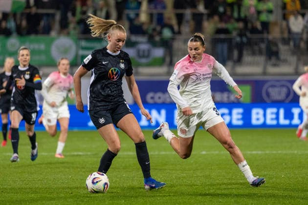 Germany, Google Pixel Womens Bundesliga, Season 2025 2026, Matchday 20, AOK Stadion, VfL Wolfsburg vs Bayer 04 Leverkusen, Peddemors Ella VfL Wolfsburg, 5 in duel against Wamser Carlotta Bayer 04 Leverkusen, 37 Copyright: xMichellexLukax