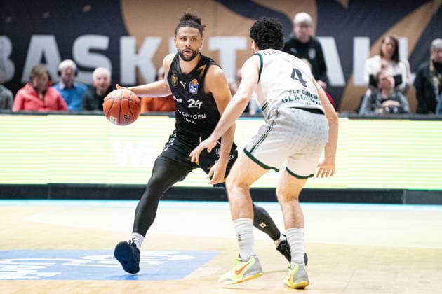 Kaza Kajami Keane Nr 24 Basketball Loewen Braunschweig vs Clayton Guillozet Nr 4 VET CONCEPT Gladiators Trier GER, Basketball Loewen Braunschweig vs VET CONCEPT Gladiators Trier, Basketball, easyCredit BBL, Week 24, Season 2025 26, 15 03 2026 GER, Basketball Loewen Braunschweig vs VET CONCEPT Gladiators Trier, Basketball, easyCredit BBL, Week 24, Season 2025 26, 15 03 2026 Braunschweig Copyright: xEibner-Pressefoto DanielxREINELTx EP_DRT