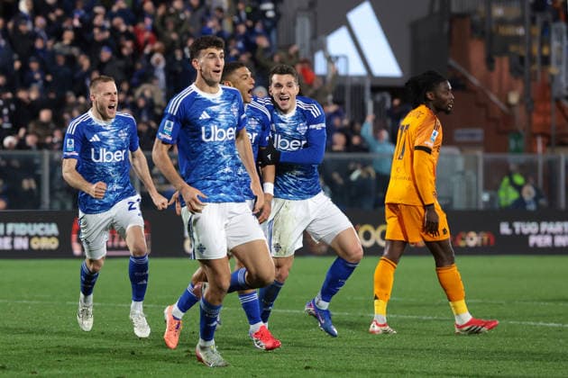 Como, Italy, 15th March 2026. Diego Carlos of Como 1907 celebrates with team mates after scoring to give the side a 2-1 lead during the Como 1907 vs AS Roma Serie A match at Stadio Giuseppe Sinigaglia, Como. Picture credit should read: Jonathan Moscrop Sportimage EDITORIAL USE ONLY. No use with unauthorised audio, video, data, fixture lists, club league logos or live services. Online in-match use limited to 120 images, no video emulation. No use in betting, games or single club league player publications. SPI_032_JM_COMO_ROMA SPI-4614-0032