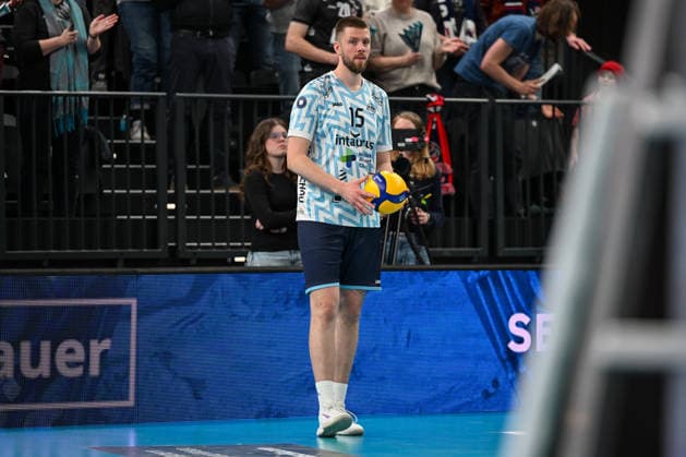 15 03 2026, xdobgx, Volleyball Volleyball Bundesliga VBL, SVG Lüneburg ASV Dachau v l Fabian Suck ASV Dachau, 15 serving, serve, serving the ball