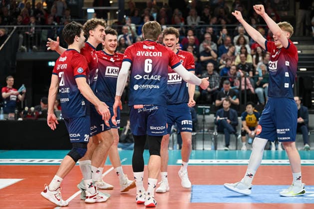 15 03 2026, xdobgx, Volleyball Volleyball Bundesliga VBL, SVG Lüneburg ASV Dachau v l Ethan Champlin SVG Lüneburg, 20 , Joscha Kunstmann SVG Lüneburg, 7 , Christopher Byam SVG Lüneburg, 4 , Jackson Howe SVG Lüneburg, 6 , Neo Laumann SVG Lüneburg, 13 , Axel Juul Larsen SVG Lüneburg, 18 Team jubilation, cheers together, team celebration