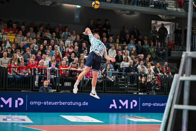 15 03 2026, xdobgx, Volleyball Volleyball Bundesliga VBL, SVG Lüneburg ASV Dachau v l Levi Olson ASV Dachau, 1 on serve, serve, serving the ball