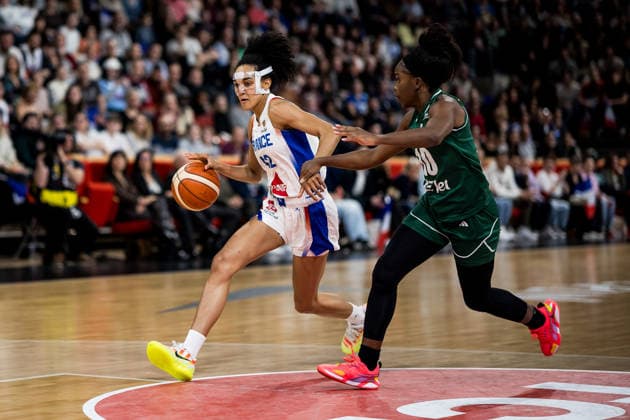 LYON-VILLEURBANNE, FRANCE - MARCH 15: Leila Lacan (France, 42) controls the abll against Promise Amukamara (Nigeria, 10) during the FIBA Women™s World Cup Qualifying Tournament match between France (FRA) vs. Nigeria (NGR) at Astroballe on matchday 4 of the FIBA Women™s World Cup Qualifying Tournament on March 15, 2026 in Lyon-Villeurbanne, France. France Copyright: xSteffiexWunderlx