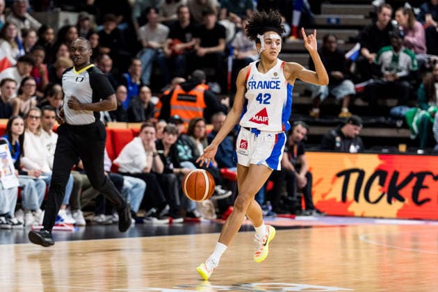 LYON-VILLEURBANNE, FRANCE - MARCH 15: Leila Lacan (France, 42) controls the ball during the FIBA Women™s World Cup Qualifying Tournament match between France (FRA) vs. Nigeria (NGR) at Astroballe on matchday 4 of the FIBA Women™s World Cup Qualifying Tournament on March 15, 2026 in Lyon-Villeurbanne, France. France Copyright: xSteffiexWunderlx