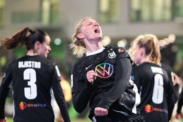 VfL vs Leverkusen, BL Women Wolfsburg, 15 03 2026, Football, Women, Google Pixel Bundesliga, Season 2025 2026, VfL Wolfsburg vs Bayer 04 Leverkusen, Alexandra Popp VfL Wolfsburg cheers with the team after her goal for 2 0 AOK Stadion Niedersachsen Germany