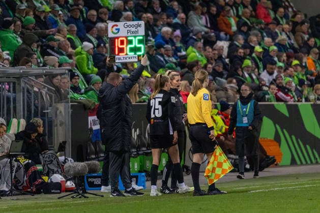 Germany, Google Pixel Womens Bundesliga, Season 2025 2026, Matchday 20, AOK Stadion, VfL Wolfsburg vs Bayer 04 Leverkusen, Substitution of Bussy Kessya VfL Wolfsburg, 19 with Endemann Vivien VfL Wolfsburg, 25 Copyright: xMichellexLukax
