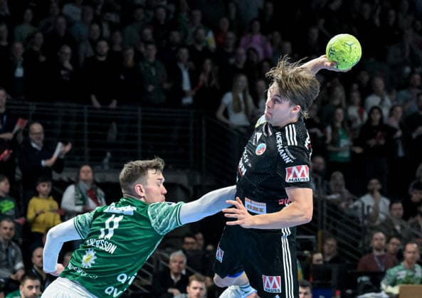 15 03 2026, xlakx, Handball Daikin HBL, Fuechse Berlin HC Erlangen v l Lasse Andersson Fuechse Berlin , Andri Runarsson HC Erlangen goes for a jump shot Berlin Daniel Lakomski